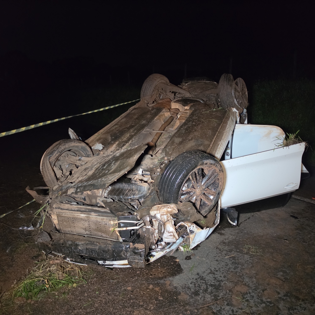 Morador de Mandaguaçu morre após ser ejetado de carro em capotamento na BR-376