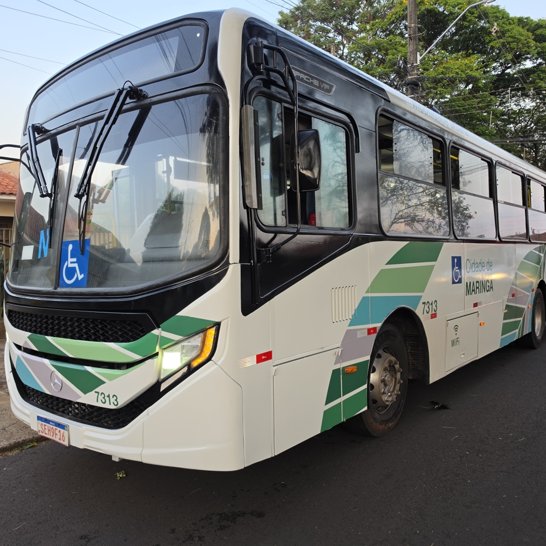 Motoneta com dois adolescentes colide com ônibus e deixa feridos no Parque Hortência
