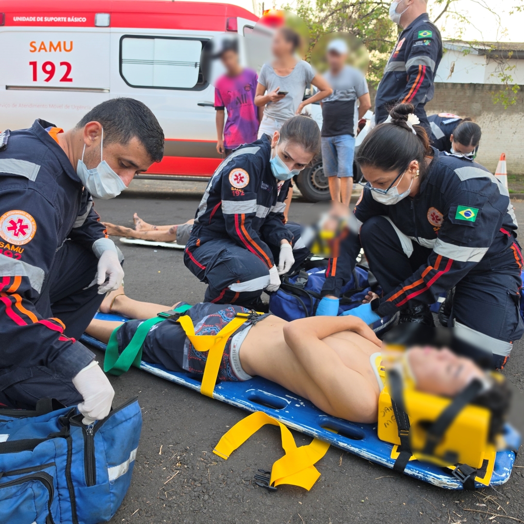 Motoneta com dois adolescentes colide com ônibus e deixa feridos no Parque Hortência