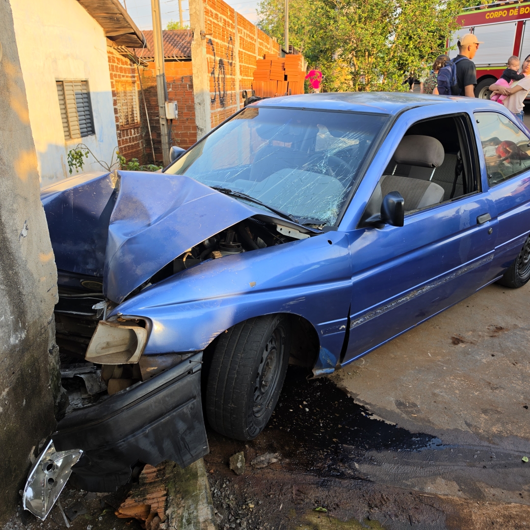 Motorista perde controle de Escort, derruba portão e assusta família em Sarandi