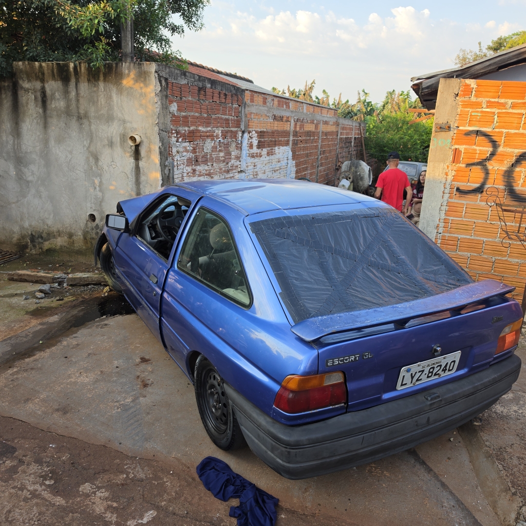 Motorista perde controle de Escort, derruba portão e assusta família em Sarandi