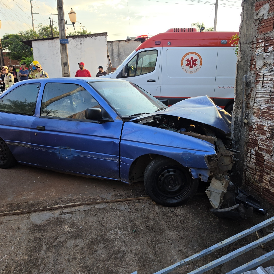 Motorista perde controle de Escort, derruba portão e assusta família em Sarandi