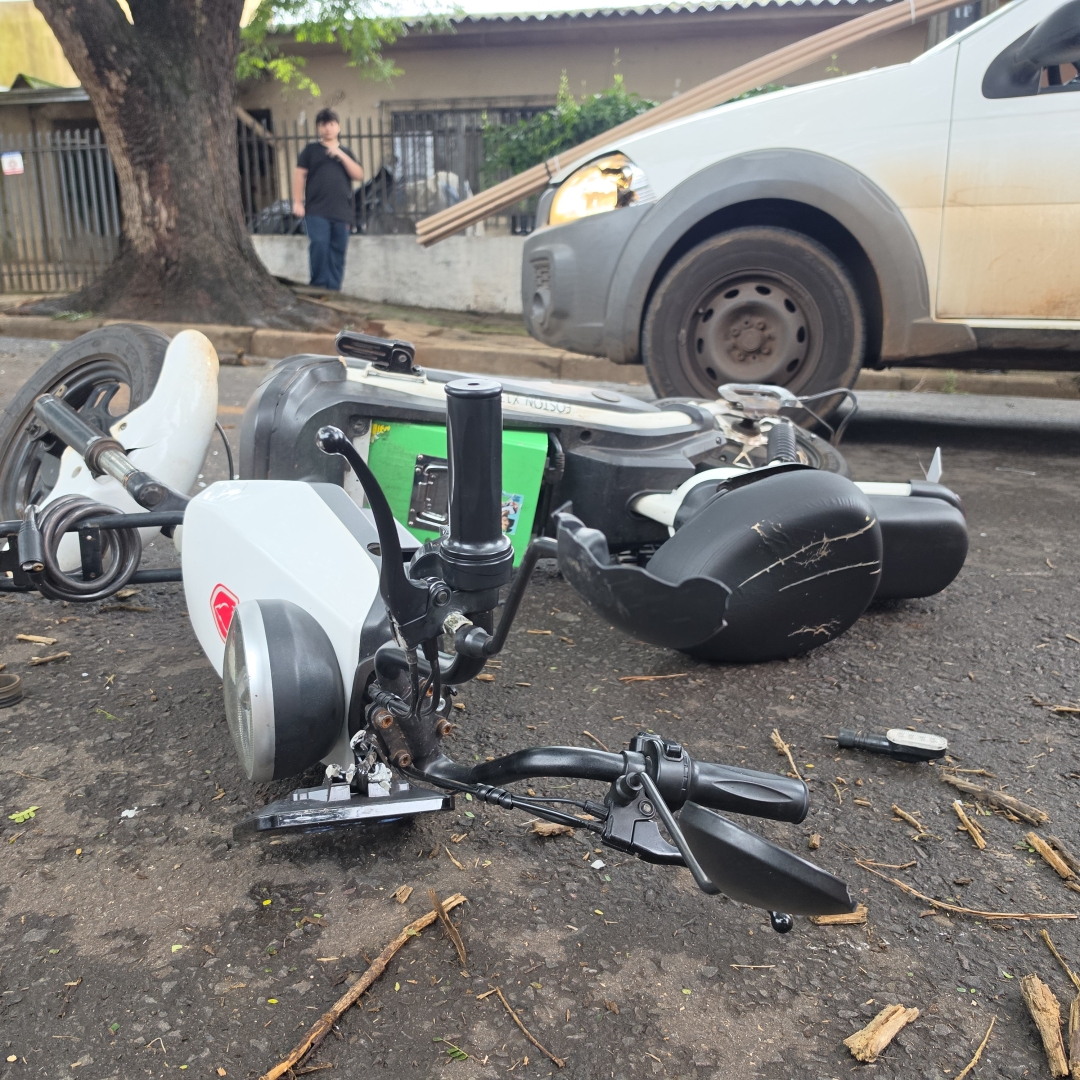 Casal sem capacete fica ferido após motoneta elétrica invadir preferencial em Maringá