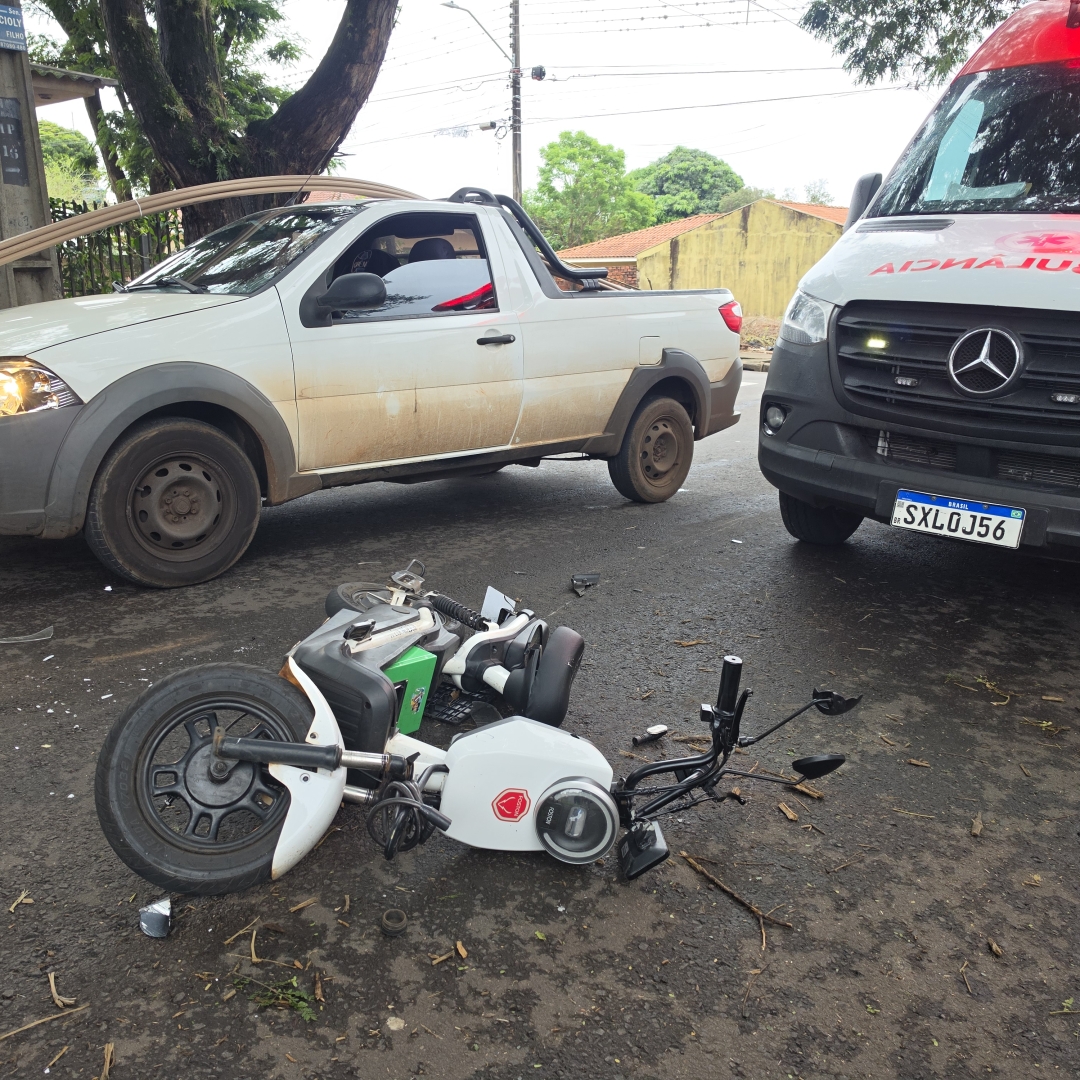 Casal sem capacete fica ferido após motoneta elétrica invadir preferencial em Maringá