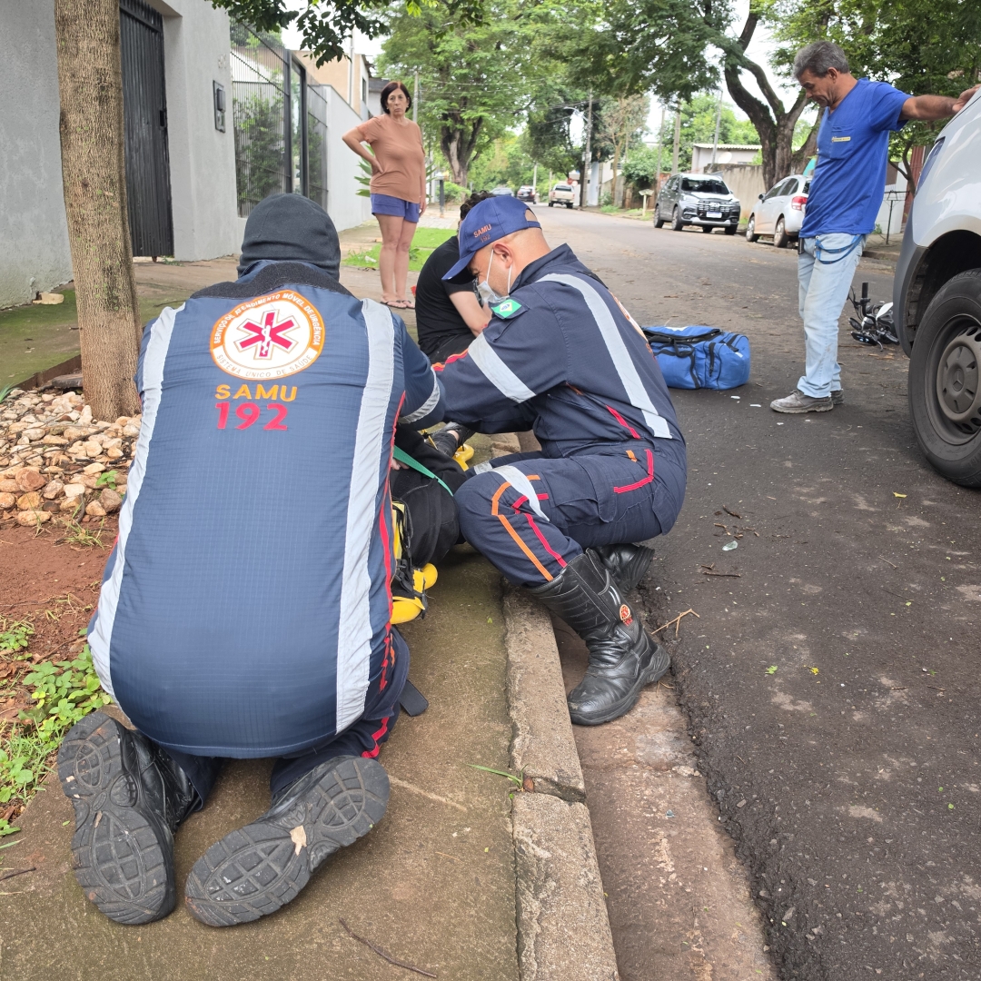 Casal sem capacete fica ferido após motoneta elétrica invadir preferencial em Maringá