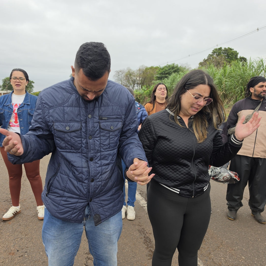 Noiva que perdeu o motoboy em acidente no Contorno Sul participa de homenagem no local do óbito