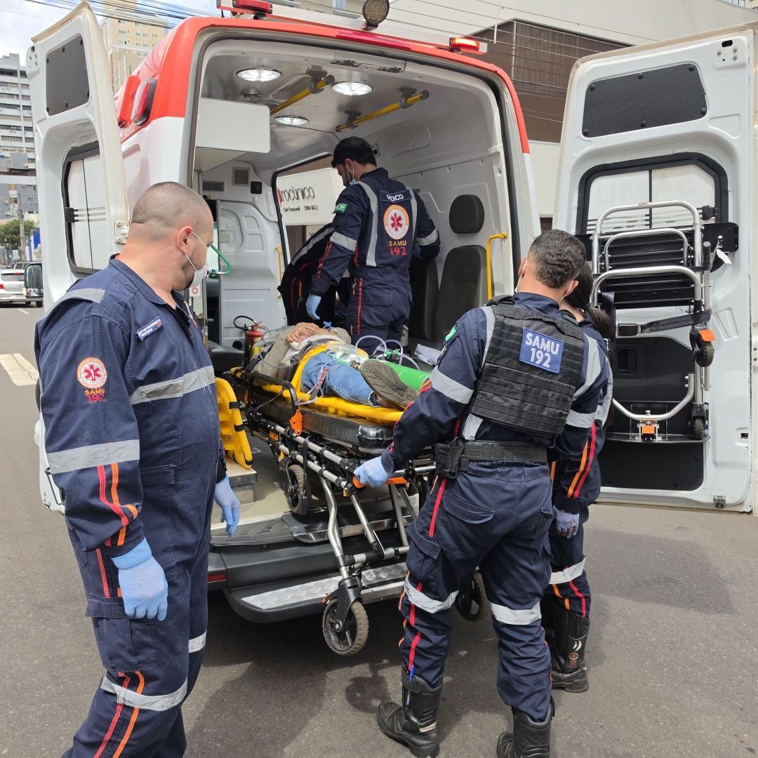 Idoso sofre traumatismo craniano grave após ser atropelado na faixa de pedestres em Maringá