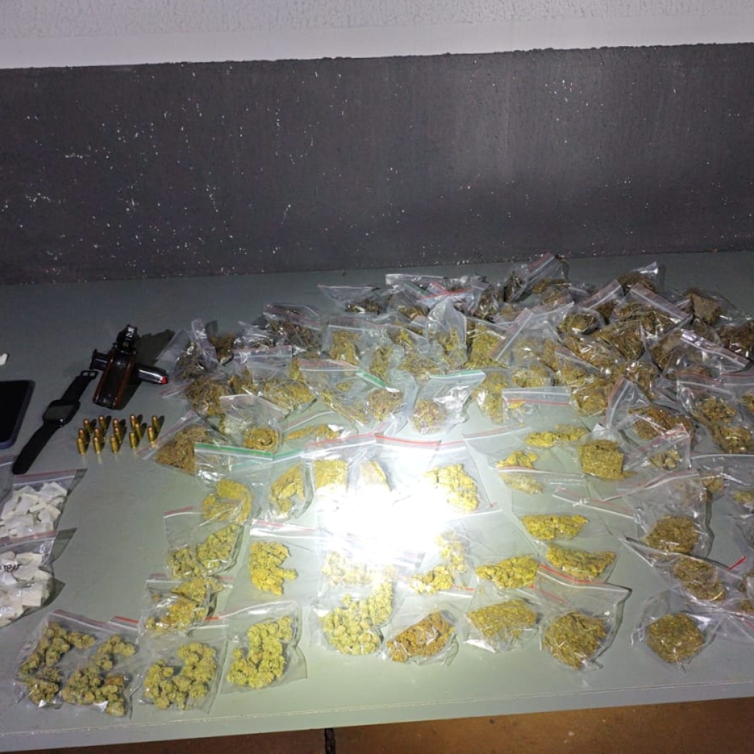 Homem é detido com pistola .380 e drogas durante operação da Polícia Civil em Maringá
