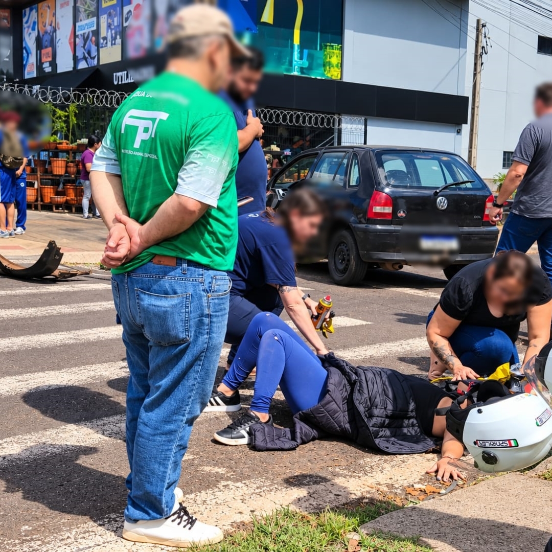 Carro passa por cima das pernas de uma motociclista em Maringá
