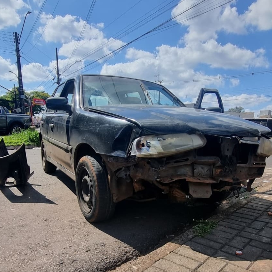 Carro passa por cima das pernas de uma motociclista em Maringá