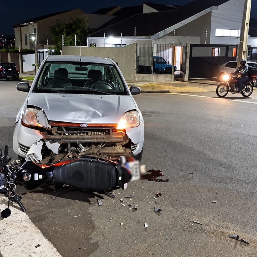 Acidente entre carro e motocicleta deixa homem com grave fratura na perna em Maringá