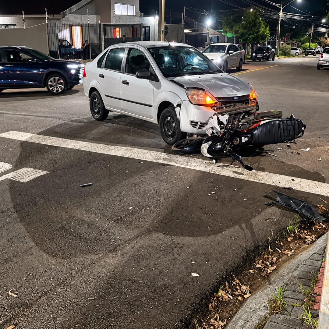 Acidente entre carro e motocicleta deixa homem com grave fratura na perna em Maringá