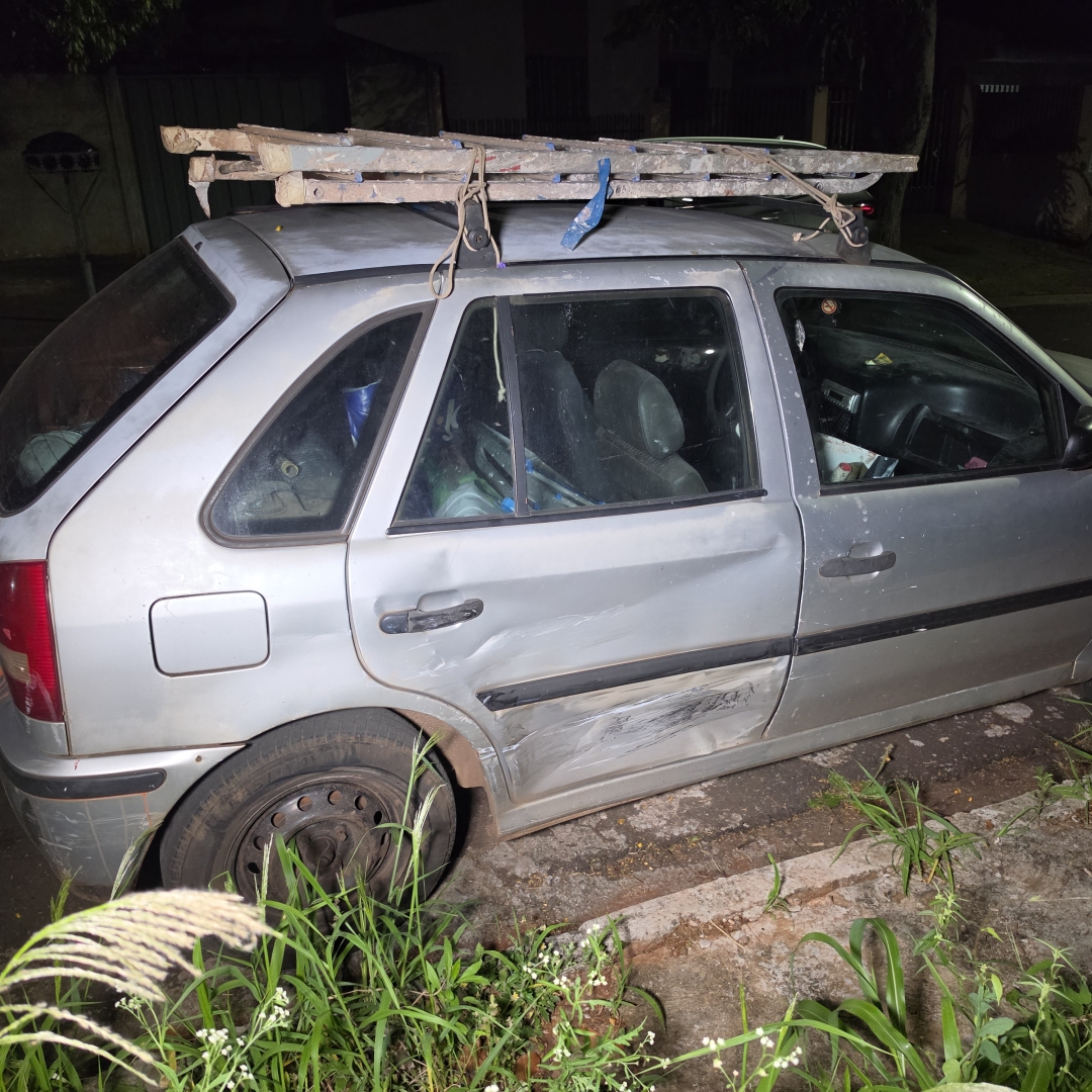 Motorista com sinais de embriaguez é detido após bater, fugir e abandonar carro em Maringá