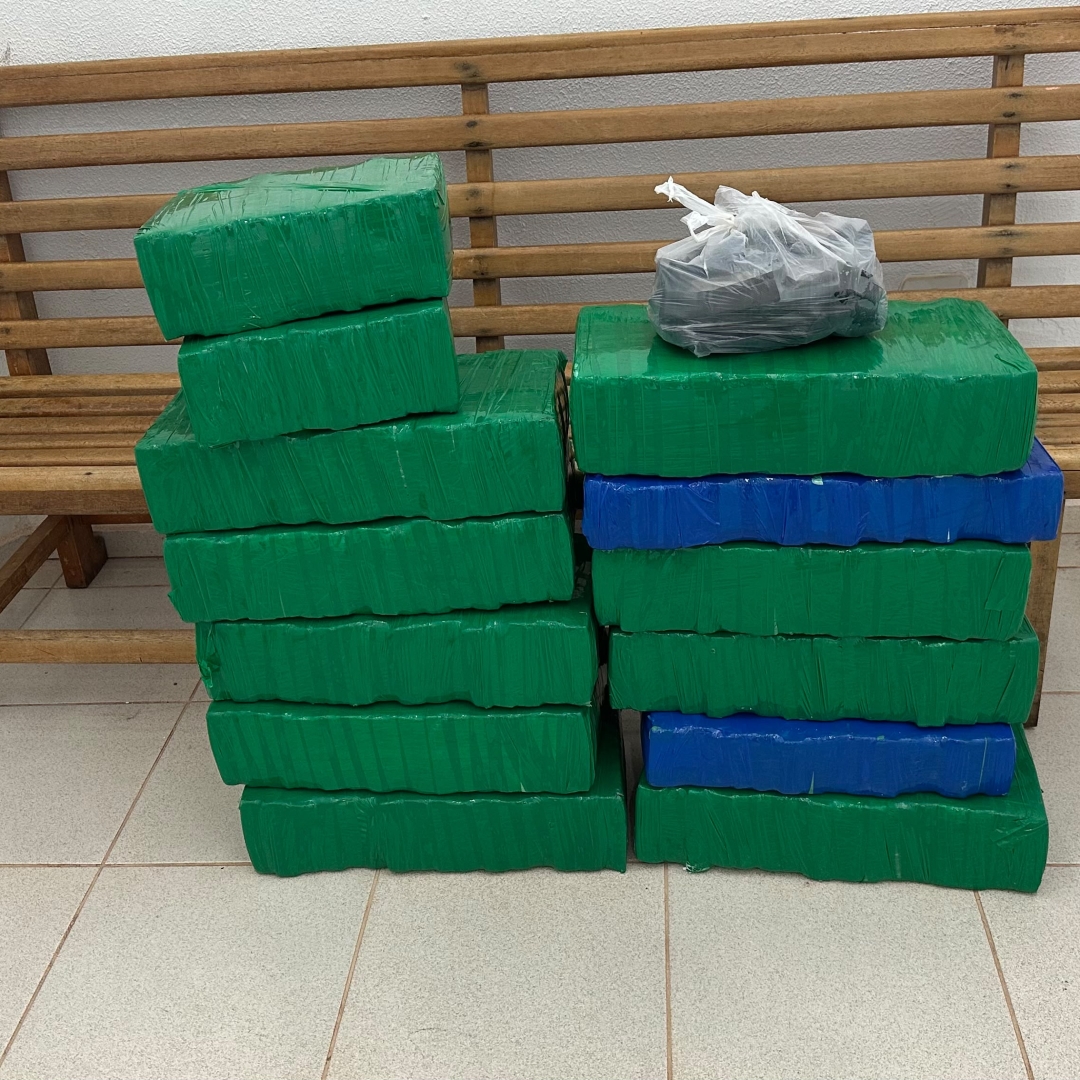 Motorista foge da PRF e abandona carro carregado com 184 quilos de drogas na BR-376