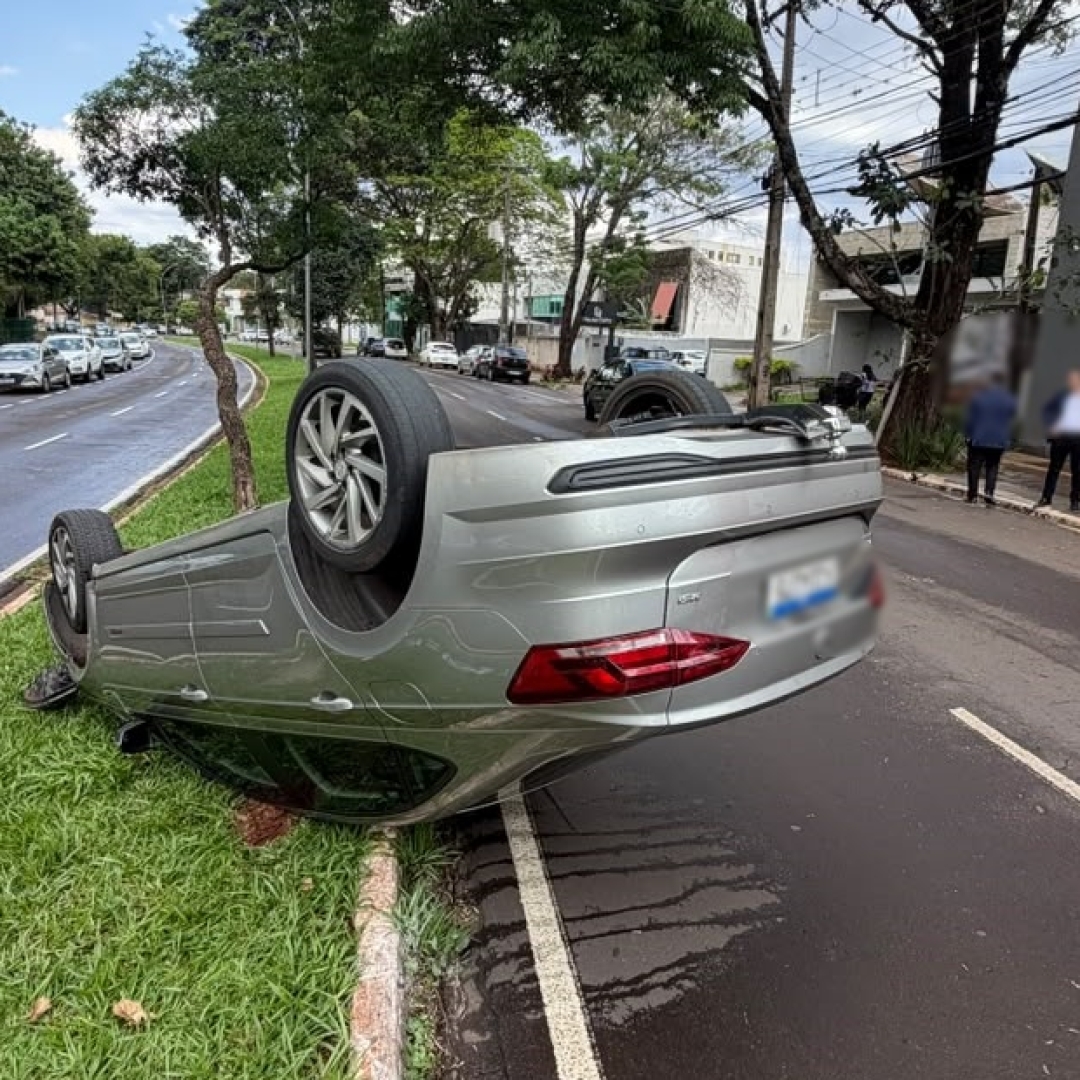 Carro capota após colisão com veículo que aguardava aluno na saída de colégio