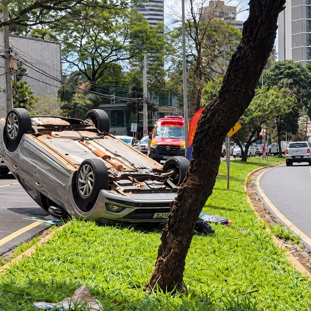 Carro capota após colisão com veículo que aguardava aluno na saída de colégio