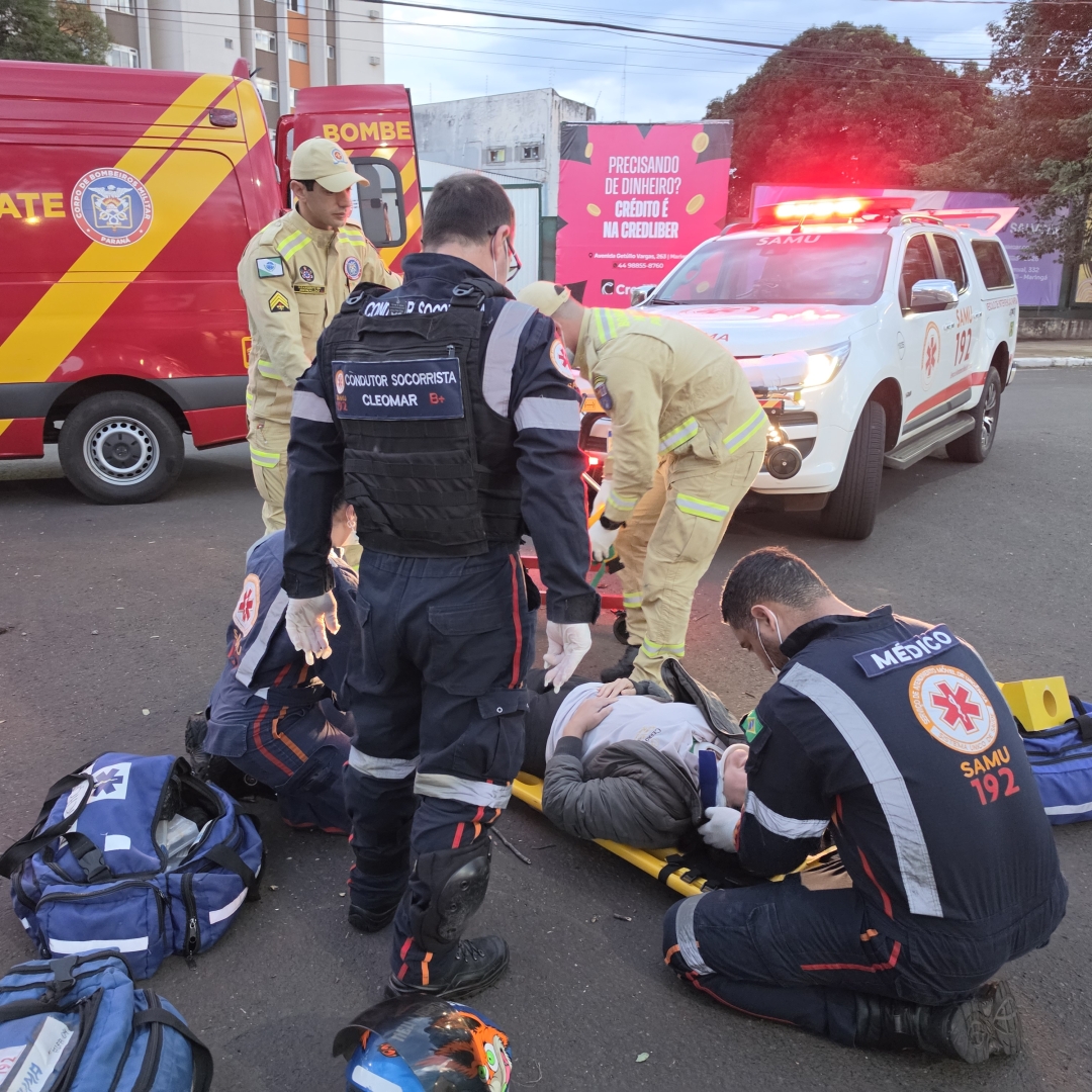Mulher fica ferida em colisão entre carro e motoneta na Avenida Laguna, em Maringá