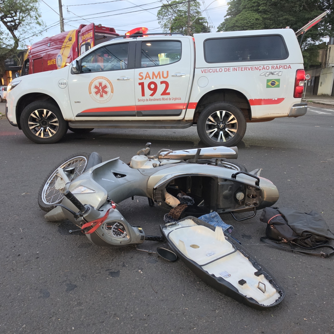 Mulher fica ferida em colisão entre carro e motoneta na Avenida Laguna, em Maringá