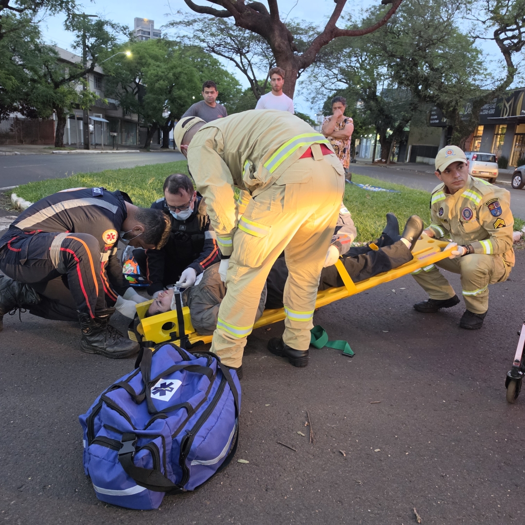 Mulher fica ferida em colisão entre carro e motoneta na Avenida Laguna, em Maringá