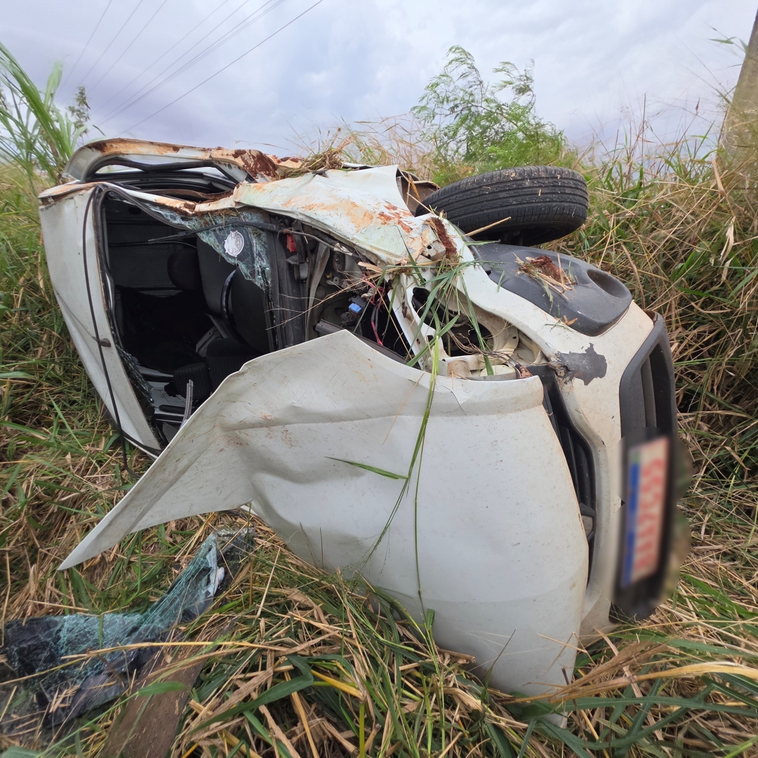 Motorista é ejetado de utilitária durante capotamento na PR-317, em Maringá