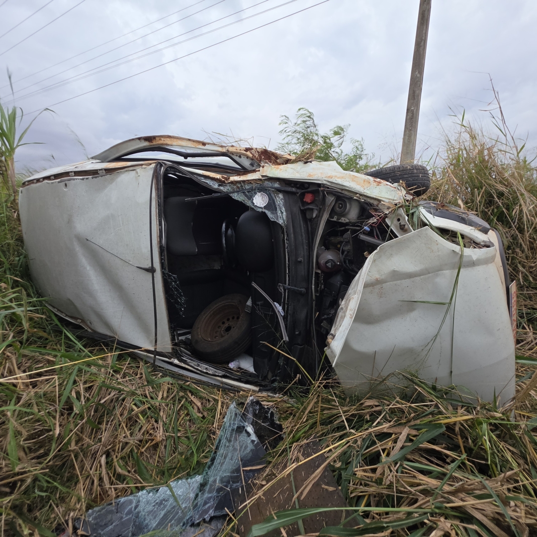 Motorista é ejetado de utilitária durante capotamento na PR-317, em Maringá