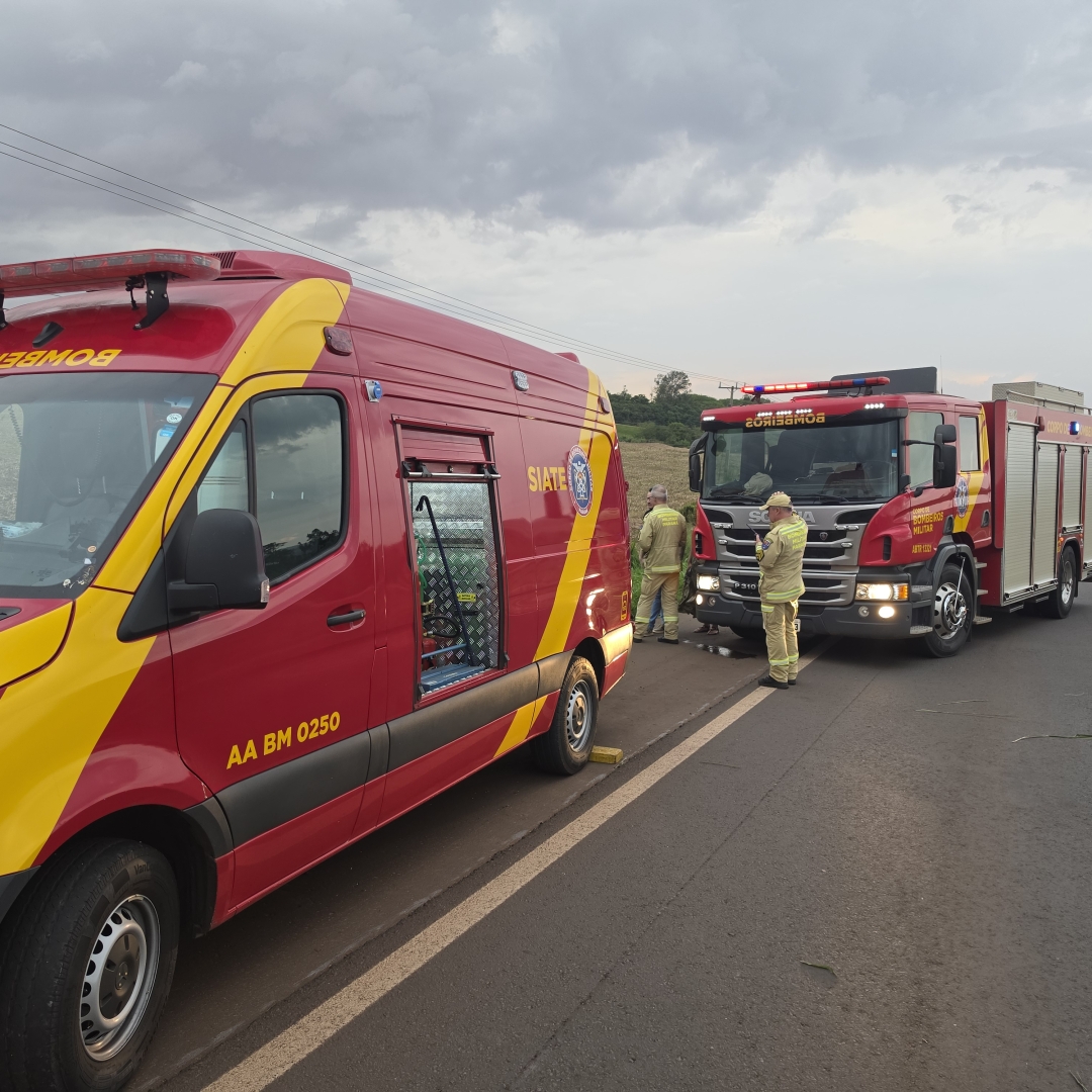 Motorista é ejetado de utilitária durante capotamento na PR-317, em Maringá