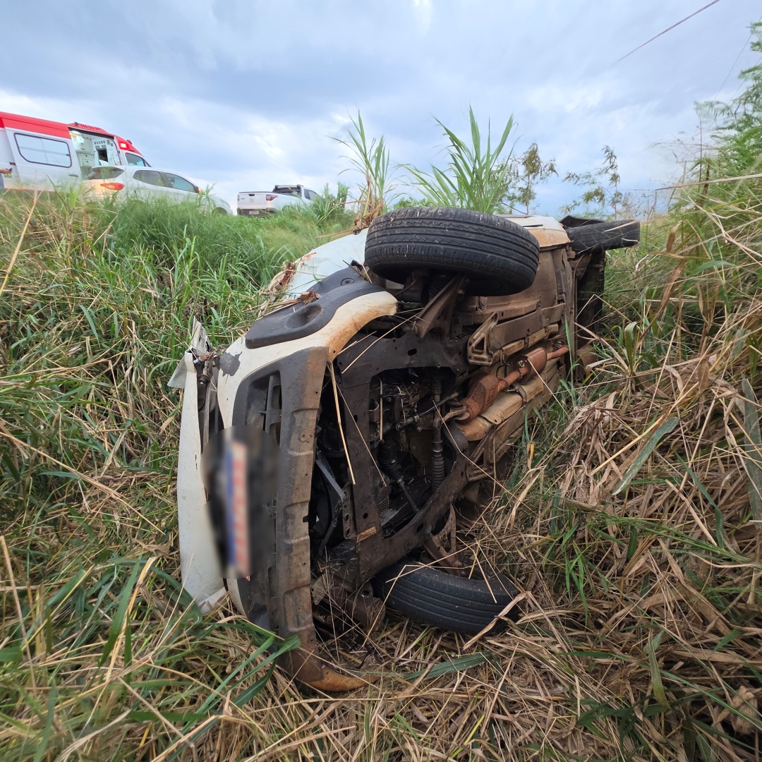 Motorista é ejetado de utilitária durante capotamento na PR-317, em Maringá