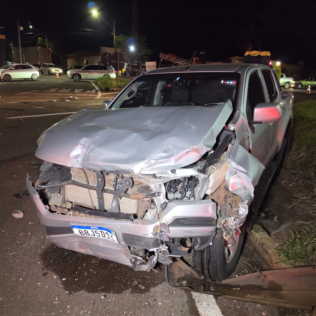 Motorista é ejetado após Fiat Uno capotar em colisão na PR-317