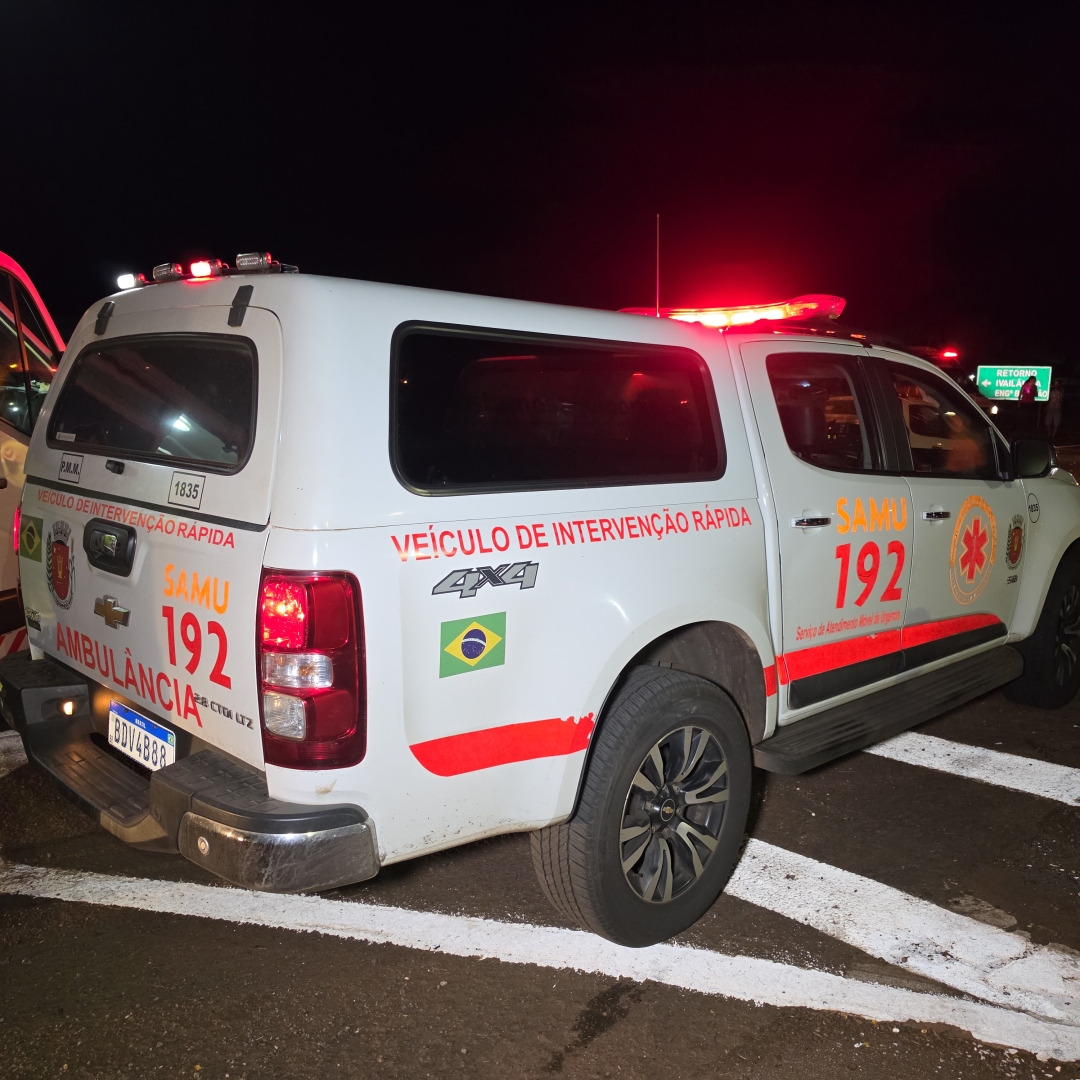 Motorista é ejetado após Fiat Uno capotar em colisão na PR-317