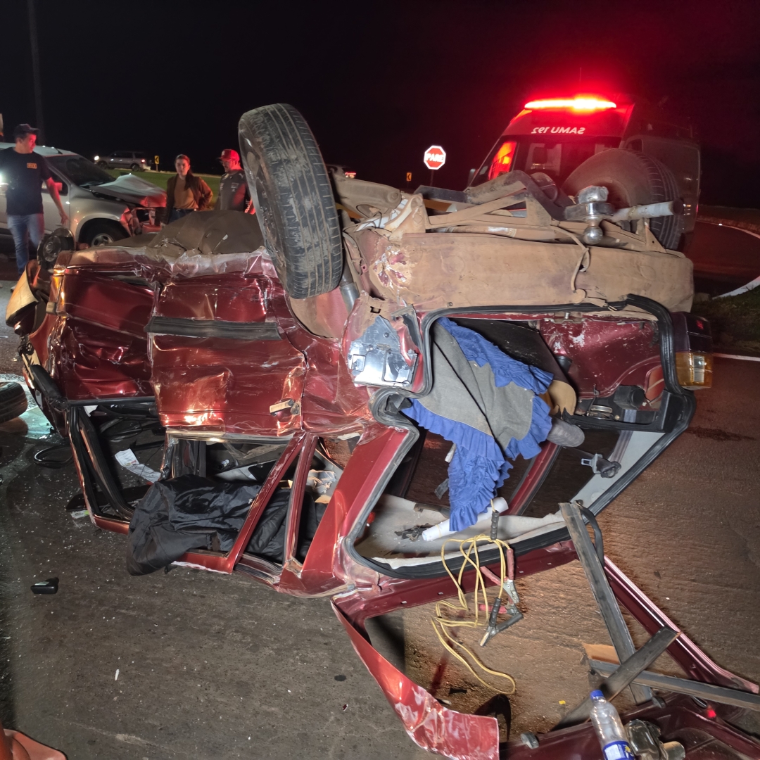 Motorista é ejetado após Fiat Uno capotar em colisão na PR-317