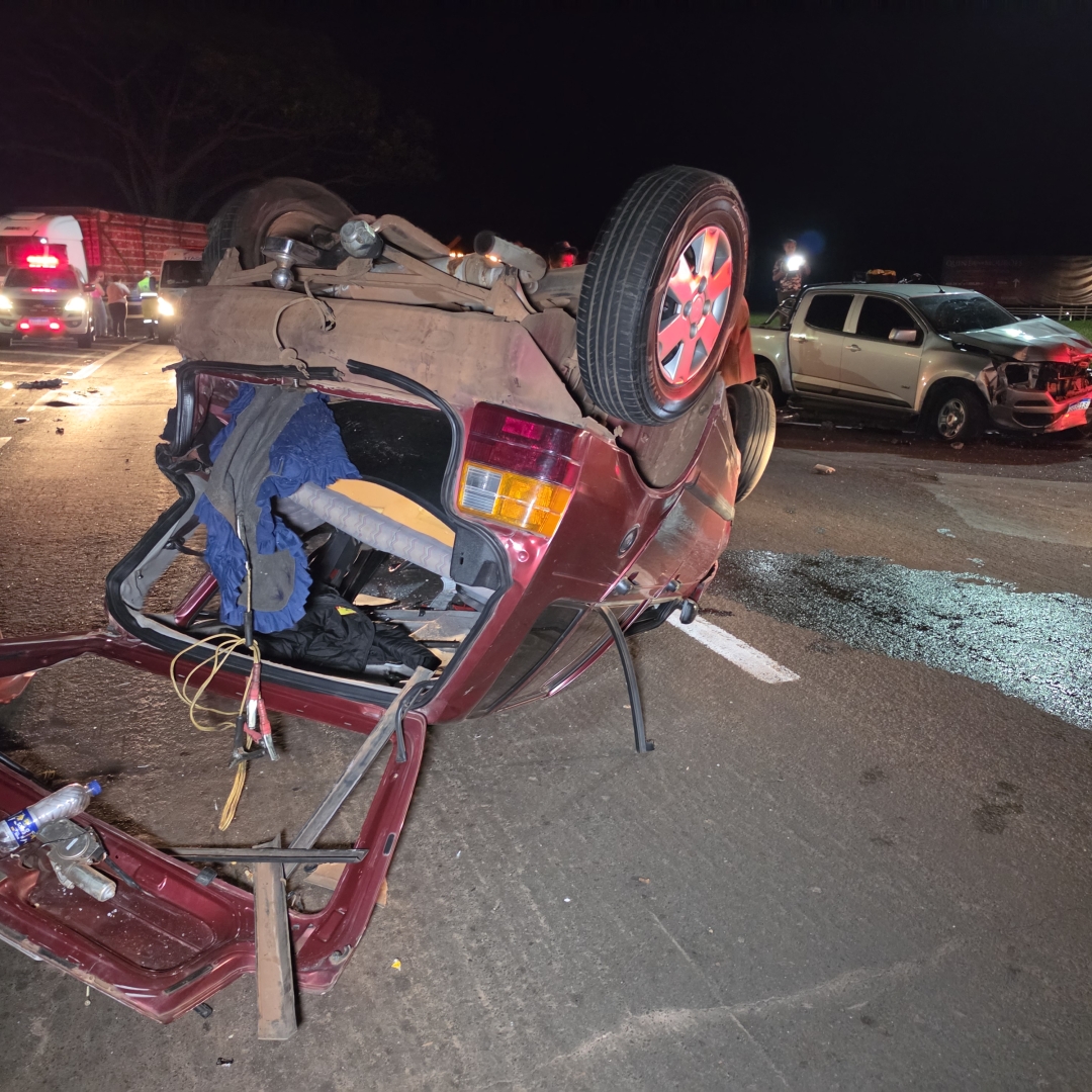 Motorista é ejetado após Fiat Uno capotar em colisão na PR-317