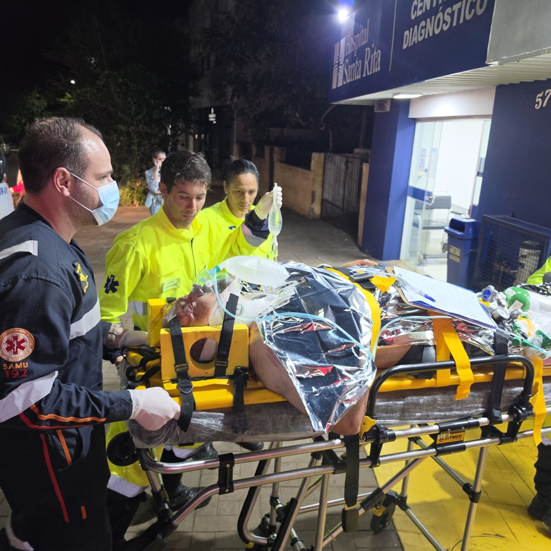 Motorista é ejetado após Fiat Uno capotar em colisão na PR-317