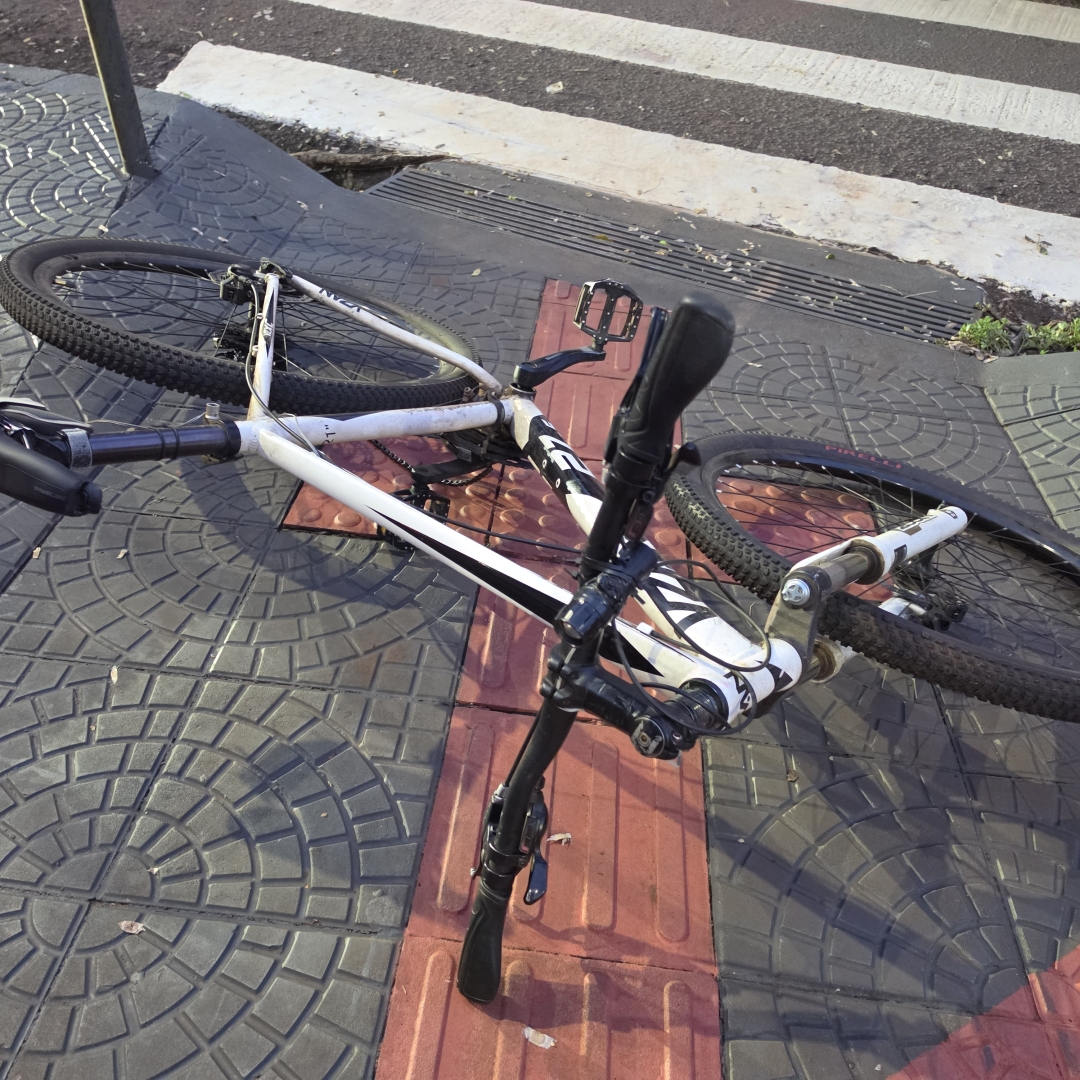 Acidente entre van e bicicleta deixa ciclista em estado gravíssimo na Avenida Colombo