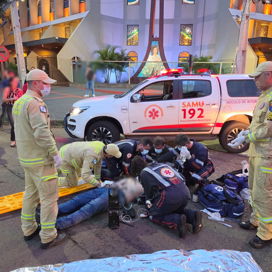 Acidente entre van e bicicleta deixa ciclista em estado gravíssimo na Avenida Colombo