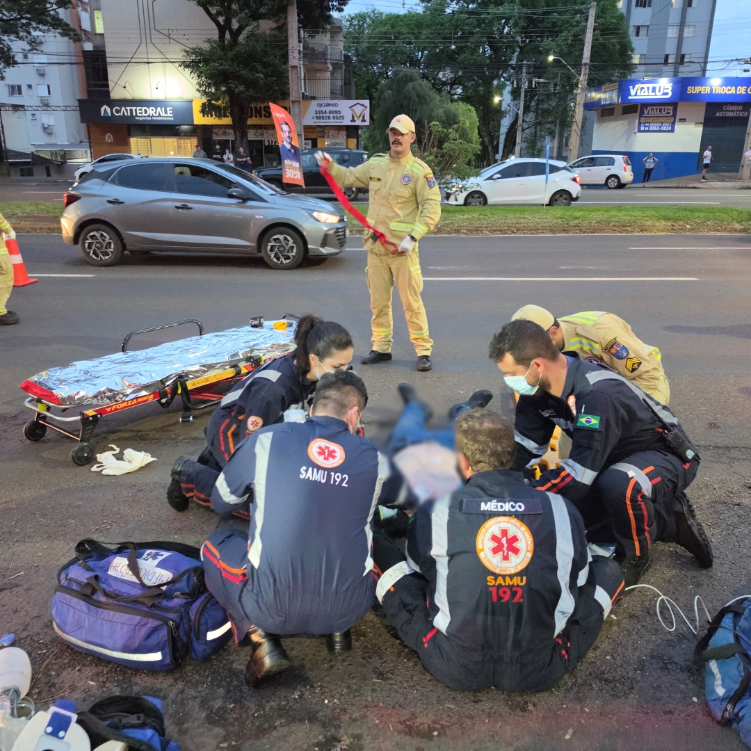 Acidente entre van e bicicleta deixa ciclista em estado gravíssimo na Avenida Colombo