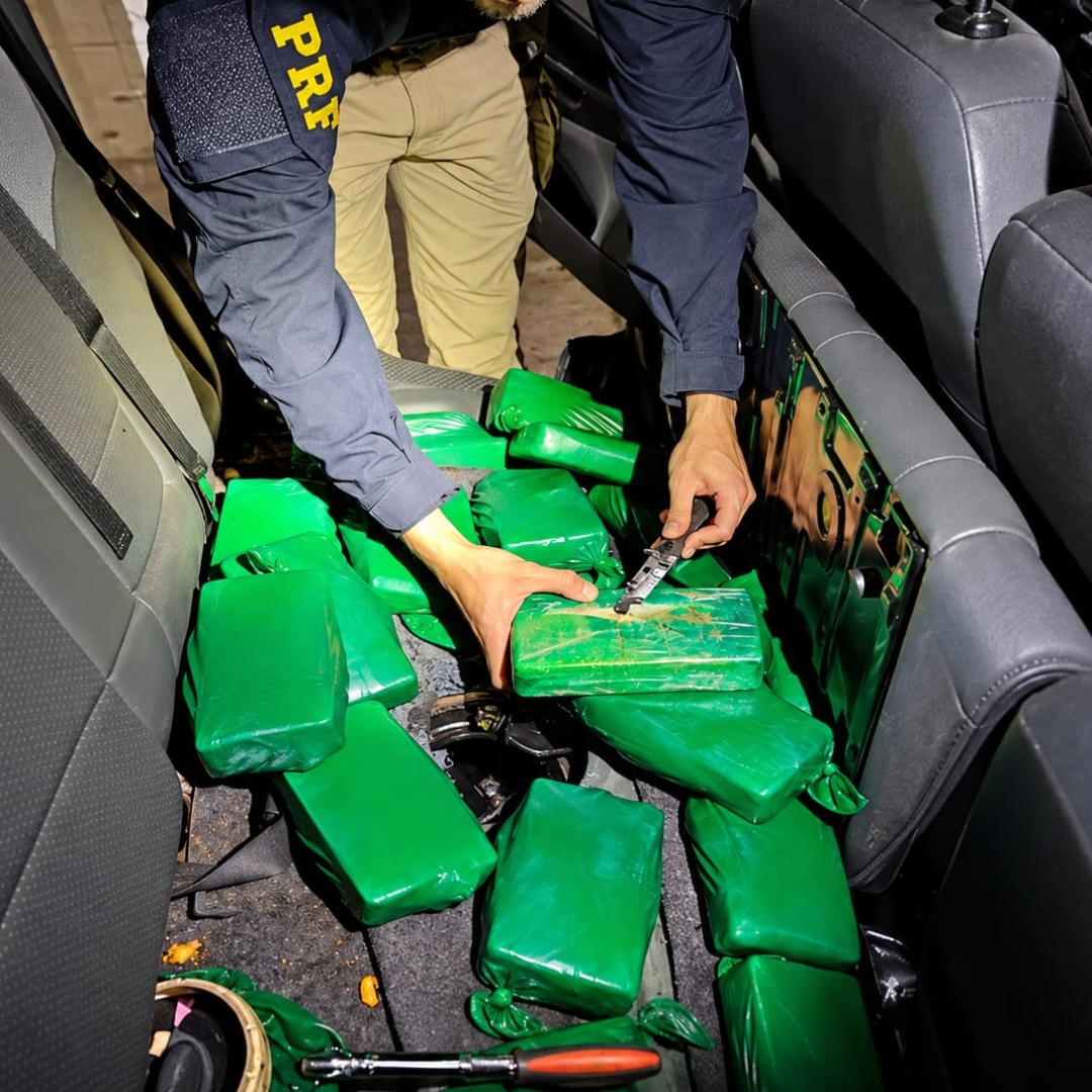 PRF desmonta tanque de carro e encontra quase 22 kg de pasta base em Maringá