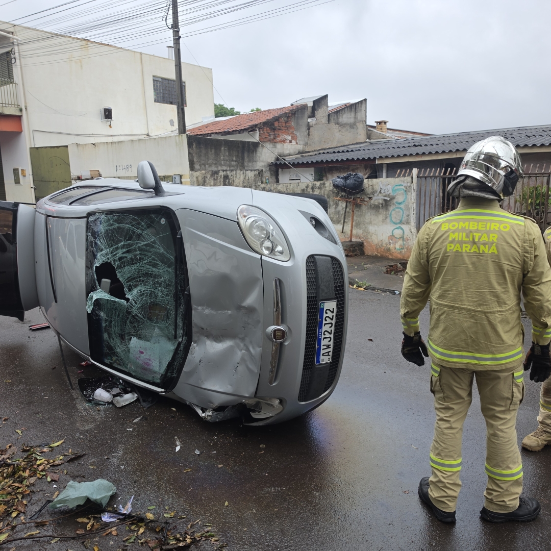 Automóvel com mãe e criança de 2 anos tomba após colisão em cruzamento de Sarandi
