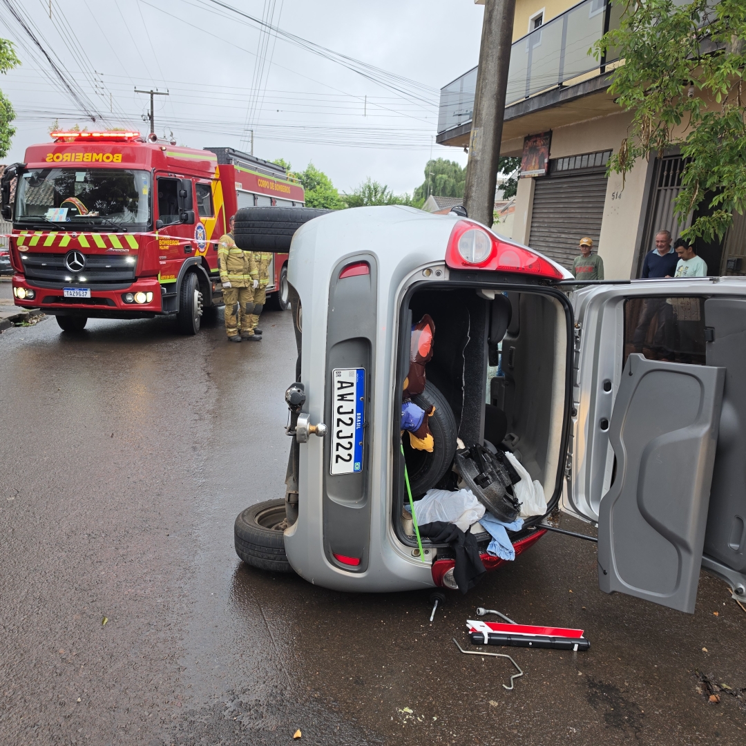 Automóvel com mãe e criança de 2 anos tomba após colisão em cruzamento de Sarandi