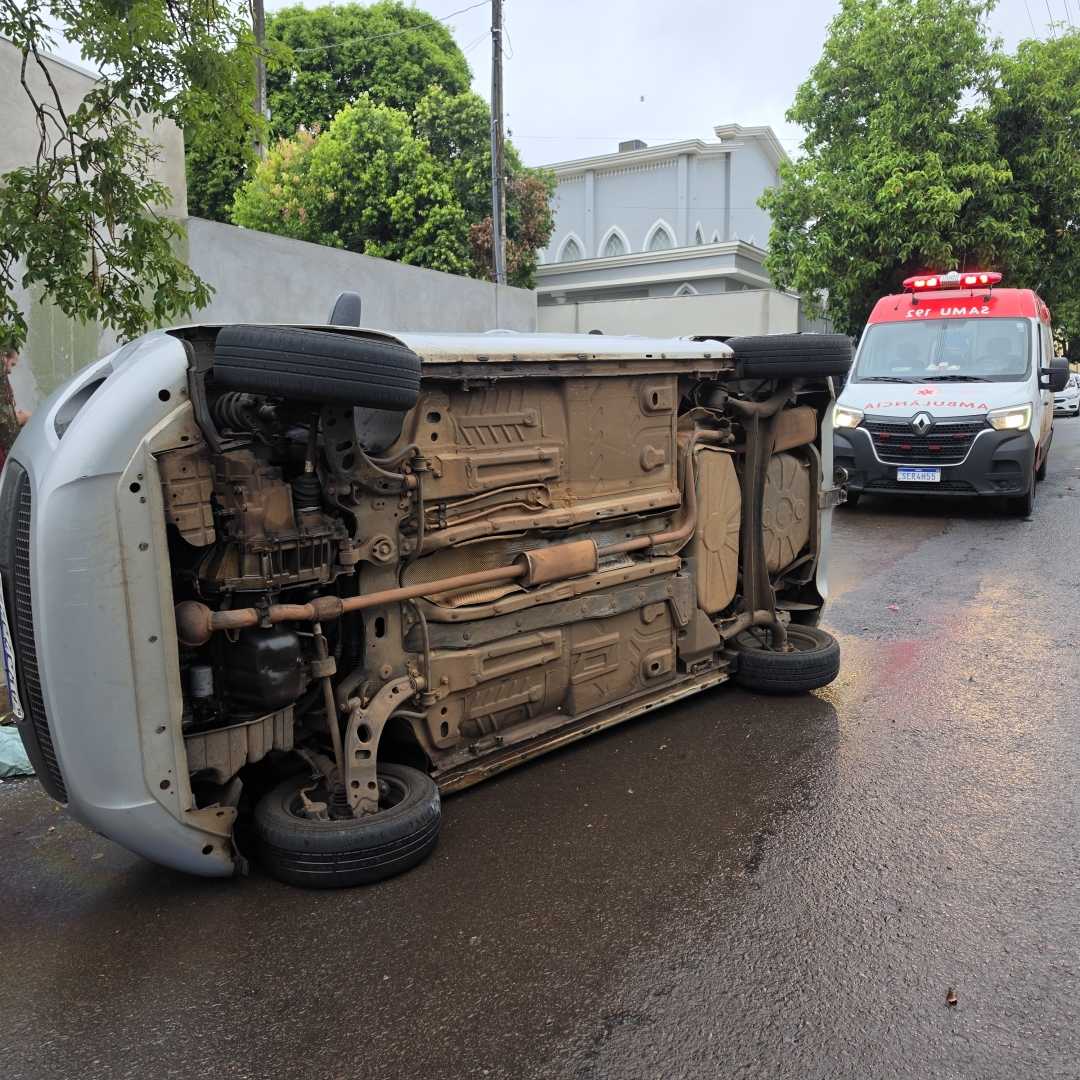 Automóvel com mãe e criança de 2 anos tomba após colisão em cruzamento de Sarandi