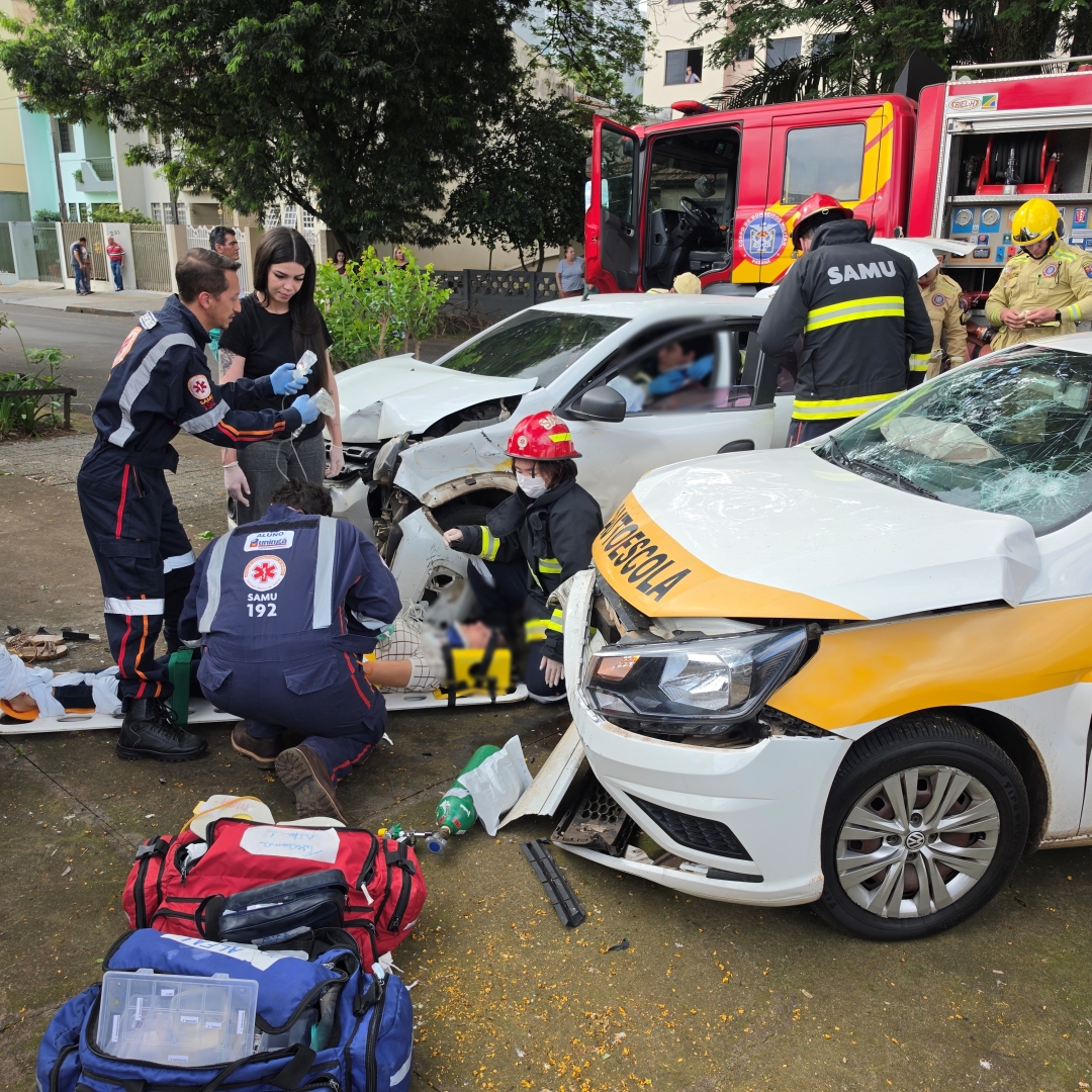 Mulher sofre fratura exposta após ser prensada contra muro durante acidente em Maringá