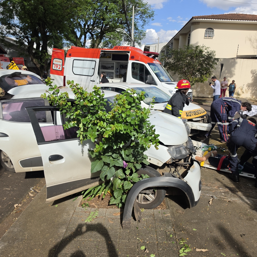 Mulher sofre fratura exposta após ser prensada contra muro durante acidente em Maringá