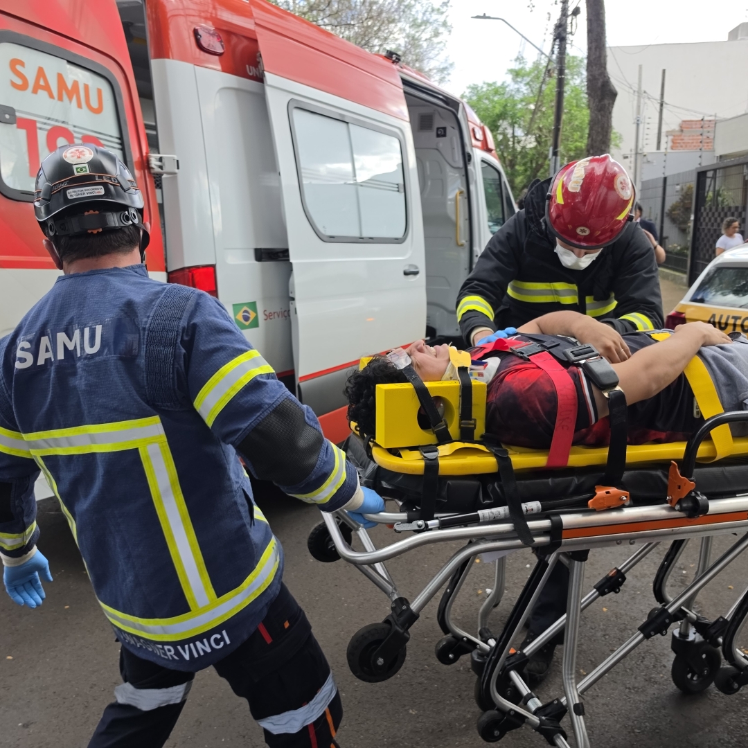 Mulher sofre fratura exposta após ser prensada contra muro durante acidente em Maringá
