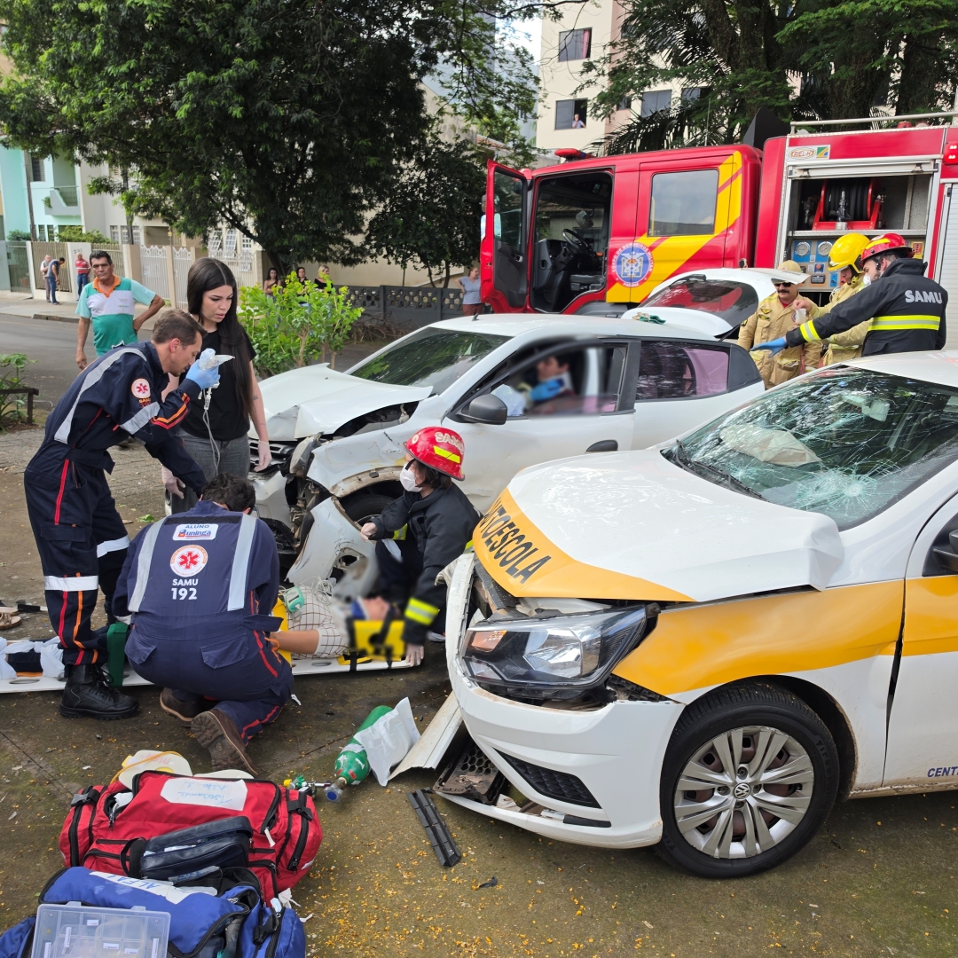 Mulher sofre fratura exposta após ser prensada contra muro durante acidente em Maringá