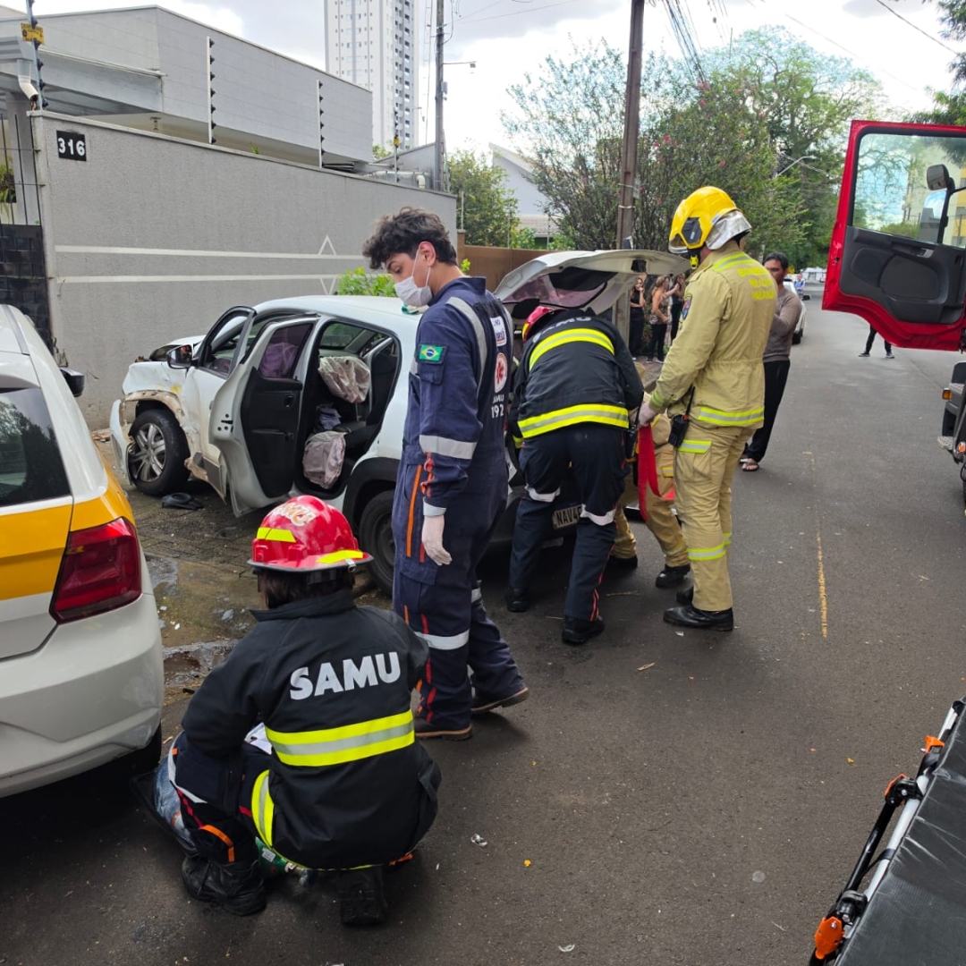 Mulher sofre fratura exposta após ser prensada contra muro durante acidente em Maringá