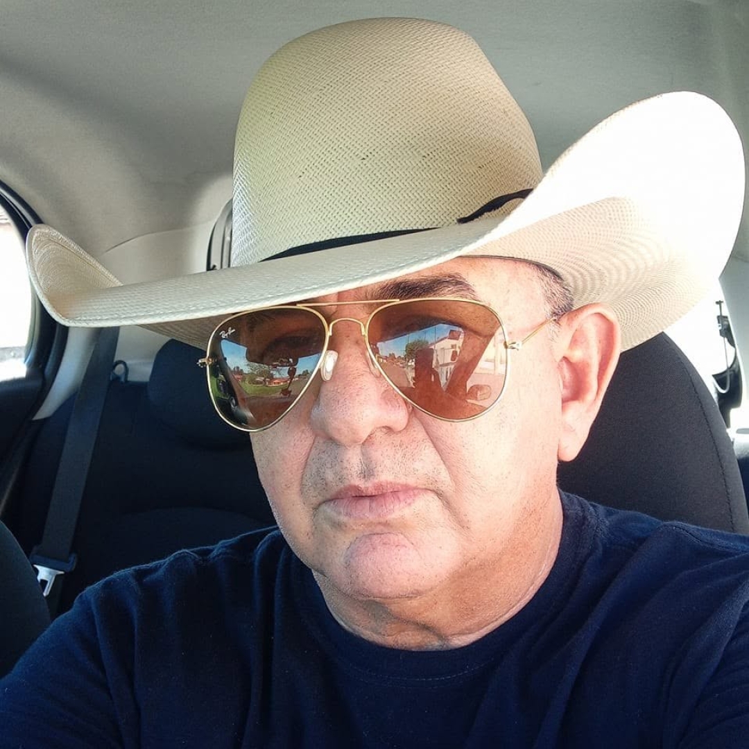 Tragédia na PR-218: locutor de rodeio Giovany Araújo morre em colisão frontal; filho luta pela vida