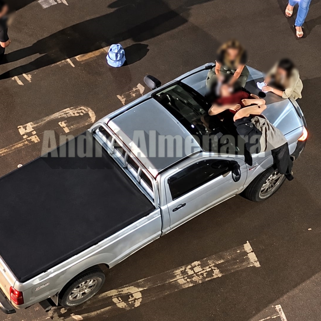 Mulher é arremessada sobre capô de caminhonete após grave acidente em Maringá