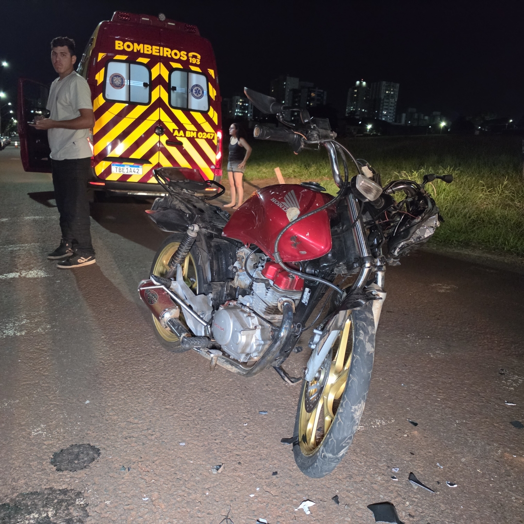 Mulher é arremessada sobre capô de caminhonete após grave acidente em Maringá