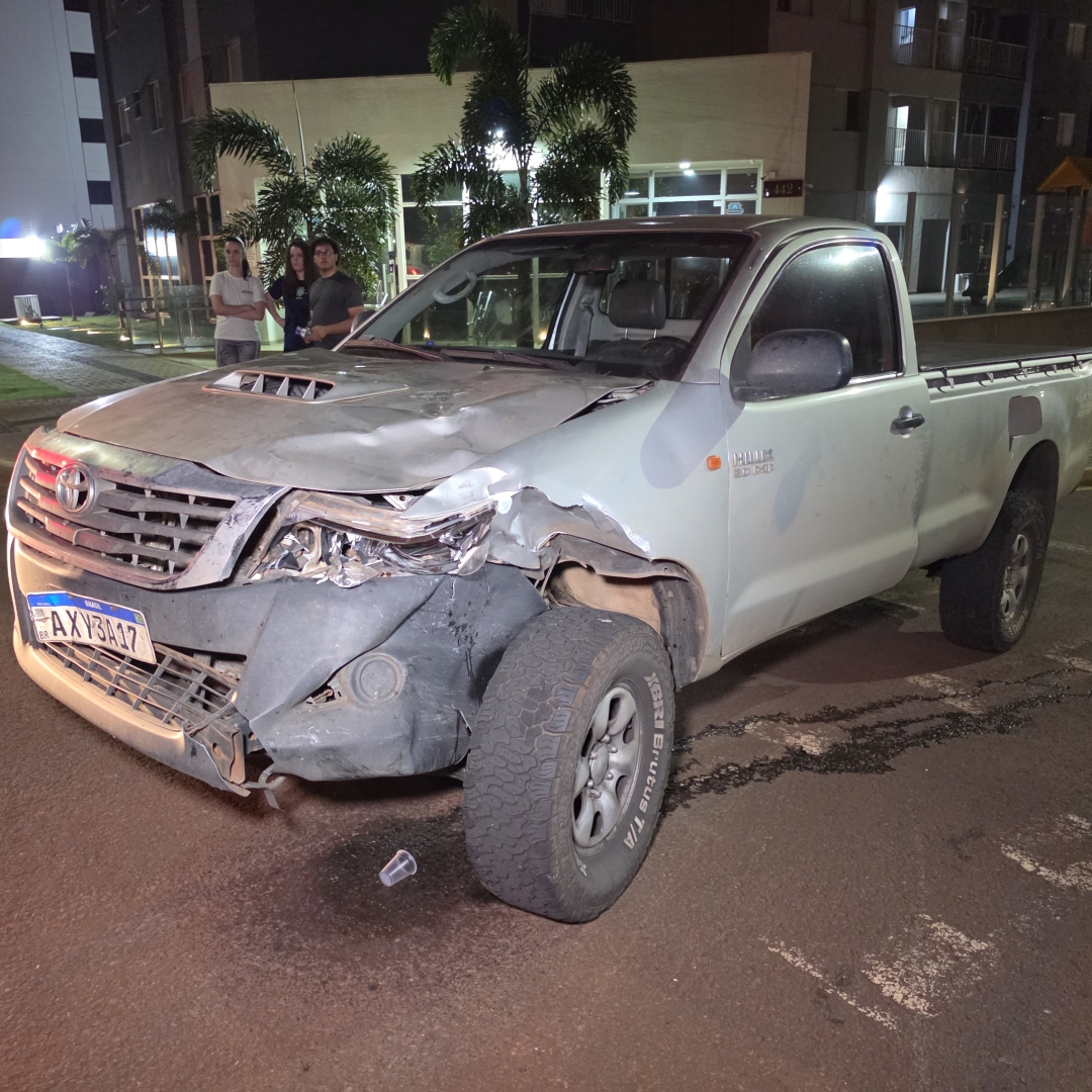 Mulher é arremessada sobre capô de caminhonete após grave acidente em Maringá