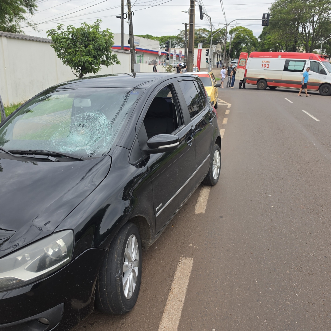 Motorista embriagado provoca acidente, avança sinal vermelho e atropela pedestre em Maringá