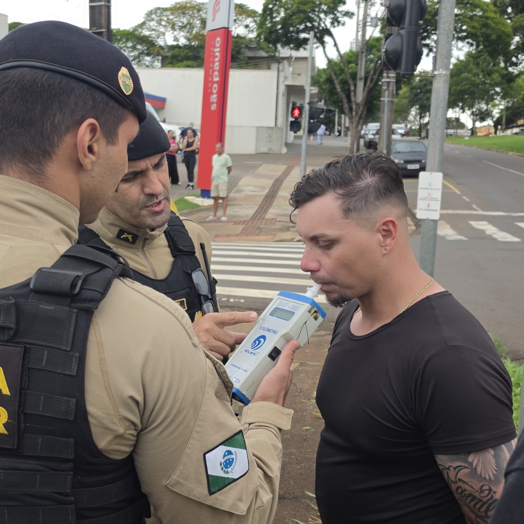 Motorista embriagado provoca acidente, avança sinal vermelho e atropela pedestre em Maringá